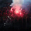 Les supporters de l'Eintracht Francfort allument des fumigènes dans les tribunes pendant la Ligue des champions de l'UEFA 2025/26.