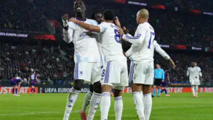 Youri Tielemans, joueur d'Aston Villa, célèbre le deuxième but marqué par son équipe.