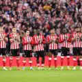 L’atmosphère est électrique : Sunderland ignore Newcastle sur le tableau d’affichage, les fans déploient une banderole