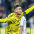 Combien en reste-t-il avant 1000 ? Ronaldo signe un doublé en première mi-temps contre Al-Akhdoud