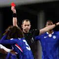 Un début loin d’être idéal pour Rosenior à Chelsea. Dès le début du match contre Fulham, Cucurella laisse les Londoniens en infériorité numérique