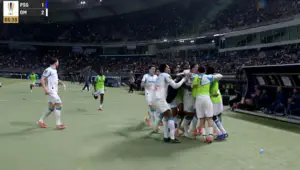 Mon dieu, quel but contre son camp... Pacho marque dans ses propres filets et donne l'avantage à Marseille en finale de la Supercoupe de France