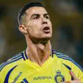 Unbelievable! Ronaldo arrives for the match against Al-Shabab wearing wired earphones