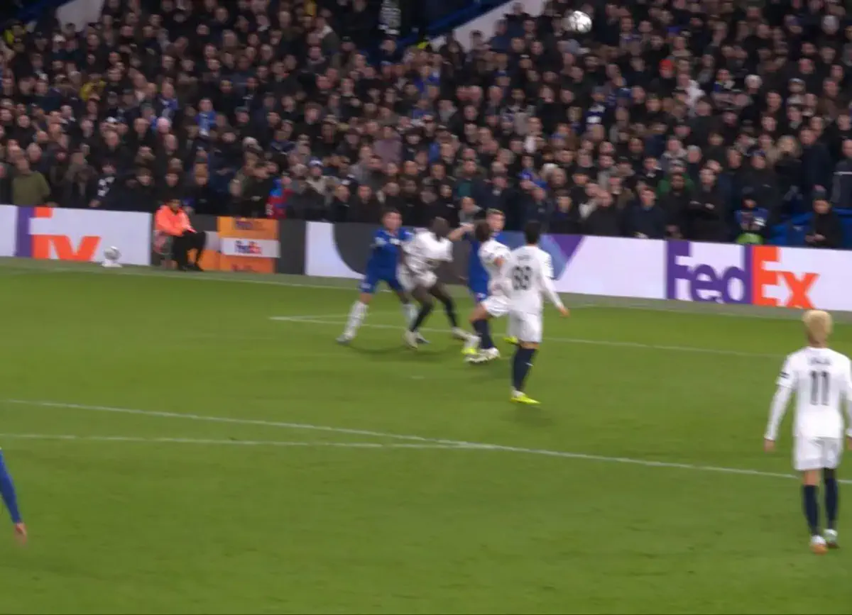 L'arbitre refuse un but de Chelsea