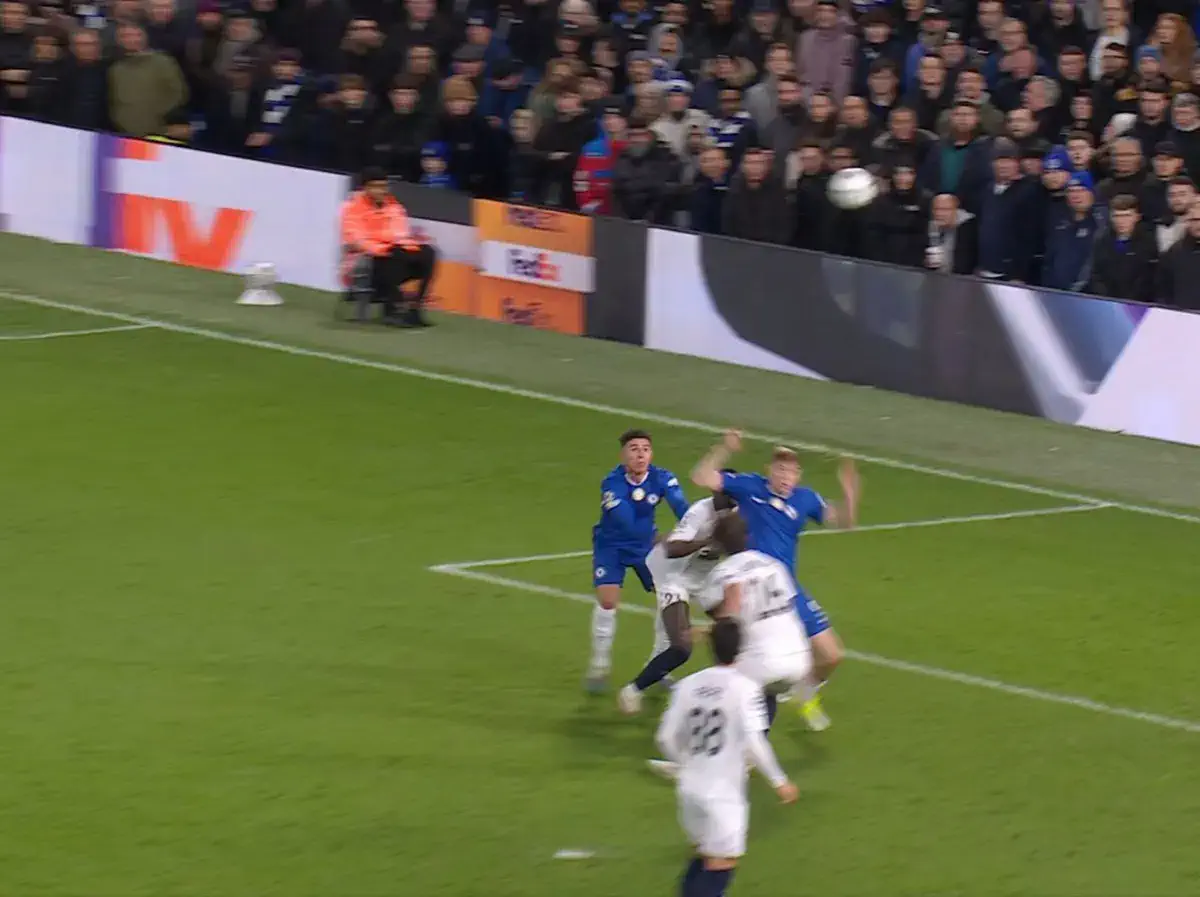 L'arbitre refuse un but de Chelsea