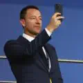 Vidéo ratée. John Terry allume la caméra pour filmer un but de Chelsea, mais capture le but d’Arsenal