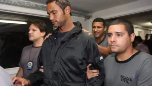 Joueur-criminel. Le gardien brésilien Bruno Fernandes va rejouer après avoir été condamné à 22 ans de prison en 2010