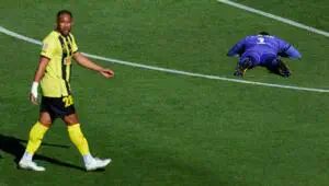 Comment est-ce possible ? Le but contre son camp le plus fou a été inscrit lors du match Wellington - Auckland en A-League australienne