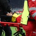 Terrifiant... Ruben Loftus-Cheek quitte le terrain sur une civière après un choc violent