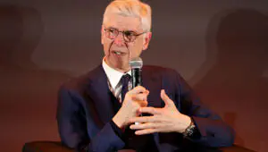 La règle du hors-jeu d’Arsène Wenger va être testée en conditions réelles. Quelle ligue a donné son feu vert ?