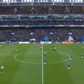 Un épisode amusant : l’arbitre se retrouve au centre du cercle de Chelsea avant le match contre Newcastle