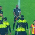 Insolite en Ligue des champions de la CAF ! L’arbitre Issa Sy brandit un carton rouge à la fin du match pour prévenir toute contestation