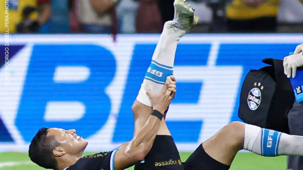 This is horrific... Grêmio defender Marlon suffers gruesome open fracture during today