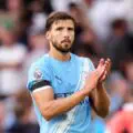 Moins deux défenseurs pour Guardiola. Guehi et Dias manqueront la finale de la Carabao Cup contre Arsenal