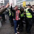 Un derby sanglant entre Newcastle et Sunderland : une bagarre massive près de St James' Park se termine par une réanimation d'un supporter