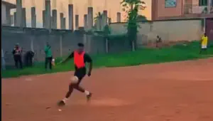 Andre Onana joue au football de quartier avec ses amis au Cameroun