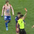 Scandale lors du match Atlético — Barcelone. L’arbitre expulse Gerard Martin puis annule sa décision