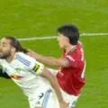Lisandro Martínez grabs opponent by the hair and is sent off for unsporting conduct