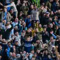 Le « gars à la bouteille » fait encore sensation : un supporter de Manchester City chambre Arsenal après la victoire de son équipe