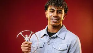 La statuette Laureus et McDonald's. Le joueur du Yamal montre comment célébrer les récompenses mondiales