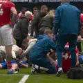 Épisode terrifiant ! Un joueur de Chelsea quitte le terrain sur civière en première mi-temps contre Nottingham Forest