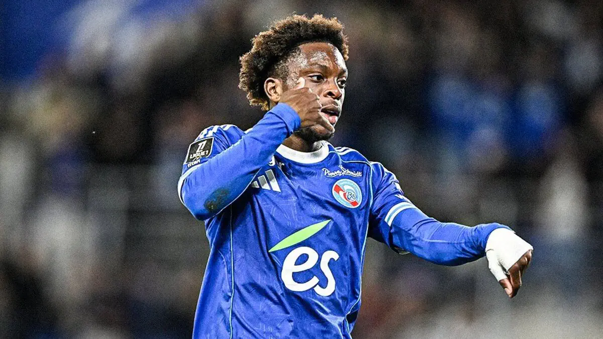 Martial Godo, buteur, envoie un message à Émerse Faé.