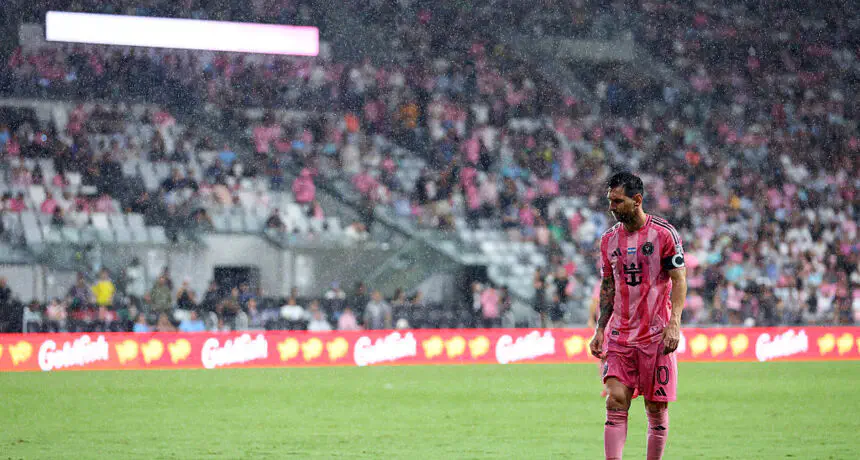 BREAKING! Lionel Messi left the pitch due to discomfort