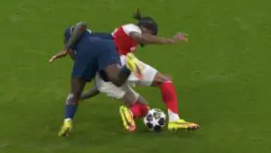 Scandal in Champions League final extra time! The entire Arsenal squad demanded a penalty, but the referee waved play on