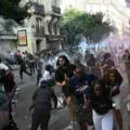 Incroyable. Après la victoire du PSG en Ligue des champions, des supporters déchaînés sèment le chaos sur les Champs-Élysées