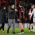 Retrouvailles avec un ancien entraîneur ? Le PSG propose à Liverpool l’un de ses défenseurs