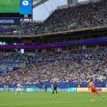 Des légendes dans les tribunes. Des lauréats du Ballon d’Or aperçus lors du match Uruguay-Arabie Saoudite