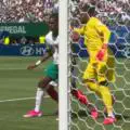 Une situation cocasse à la Coupe du monde : l’arbitre siffle à tort une faute du Sénégal et les prive d’un but dans des cages vides