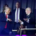 Aux côtés des champions. Le président américain pourrait présenter et soulever le trophée de la Coupe du monde de la FIFA