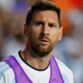 Quel début ! Messi marque contre l’Algérie, mais l’arbitre signale un hors-jeu. L’Algérie répond aussitôt, mais le but est également refusé