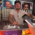 Il a trouvé un nouveau boulot ! Non sélectionné pour la Coupe du monde 2026, Harry Maguire vend des stickers Panini dans les rues de New York