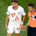On ne voyait ça que lors des concerts de rock ! Un joueur écossais déchire le maillot d'une star marocaine (Video)