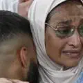 Plus que du football. La mère de Saibari en larmes dans les bras de son fils après la qualification du Maroc en huitièmes de finale