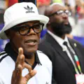 Vous n'avez jamais vu de tels invités ! Samuel L. Jackson assiste au match Égypte-Australie lors de la Coupe du monde