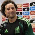 «Il est temps d’aller dormir, fiston.» Ochoa taquine le jeune coéquipier de la sélection et fait rire les supporters