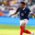 Bonne décision ? L’arbitre n’accorde pas de penalty au Paraguay pour la faute sur Mbappé