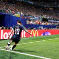 Messi et les joueurs argentins examinent la gourde de Pickford. Qu'y avait-il dessus ?
