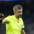 Pris dans le feu de l'action. L'arbitre Slavko Vincic asperge accidentellement Baena avec le spray évanescent