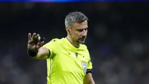 Pris dans le feu de l'action. L'arbitre Slavko Vincic asperge accidentellement Baena avec le spray évanescent