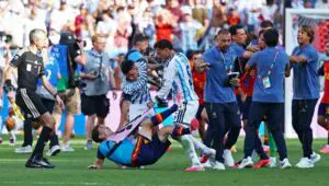 Les émotions ont pris le dessus ! La finale de la Coupe du monde se termine par une bagarre entre Paredes et Gavi en plein terrain. VIDEO