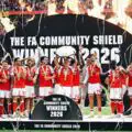 Moment cocasse. Rice se frappe accidentellement avec le trophée après la victoire au Community Shield