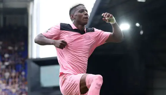 Un chef-d'œuvre dès la première journée ! Angulo marque un but incroyable sur coup franc en Premier League. VIDÉO