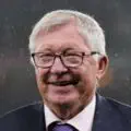 En botte orthopédique et avec une canne. Sir Alex Ferguson est arrivé à Old Trafford