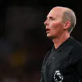 Jeux secrets sur le pré ! L'arbitre Mike Dean lâche des confidences hallucinantes