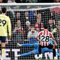 Tu ne marques pas, tu encaisses. Raya arrête un penalty, Guimarães inscrit son premier but avec Arsenal