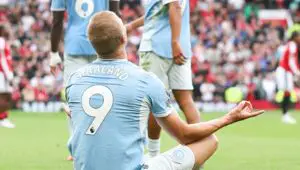 Sérieusement ?! L’arbitre valide le but extrêmement litigieux de Haaland contre Manchester United